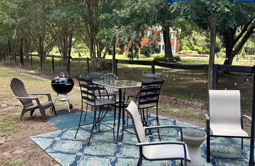 Williston Cottage | Country cottage. 2 bedroom/2 bath. Sleeps 4-8. Kitchen. Dining room. Grill.