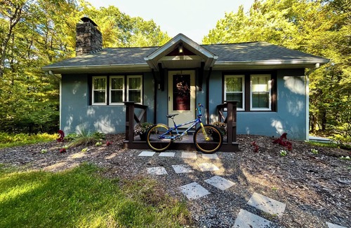 Cresco Cabin | Couples Paradise a Historic 1944 Pocono Cabin on 2 acres Close to Hiking, Ruins