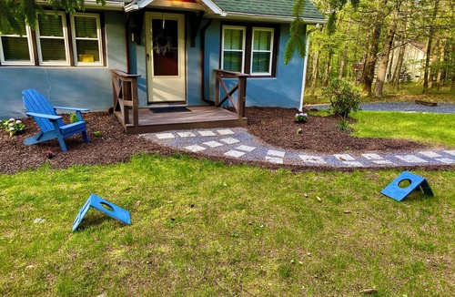 Cresco Cabin | Couples Paradise a Historic 1944 Pocono Cabin on 2 acres Close to Hiking, Ruins
