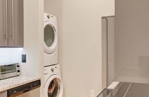 Rittenhouse Row Apartment | Cozy 1BD With Balcony