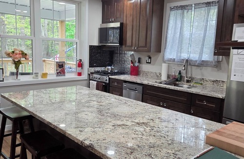 Summit Hill House | Cozy 2-bedroom building in awesome Summit Hill with A/C, fully fenced in yard