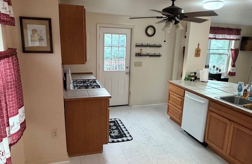 Enola House | Cozy 2BR Home Near Hershey & Harriburg Full Kitchen 2 Bath BBQ Deck