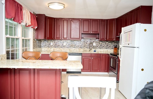 Waldorf House | Cozy 4-bedroom bungalow with AC, fitness room near DC