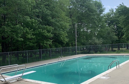 Greentown House | Cozy 4bd with the gym, sauna, hot tube seasonal pool