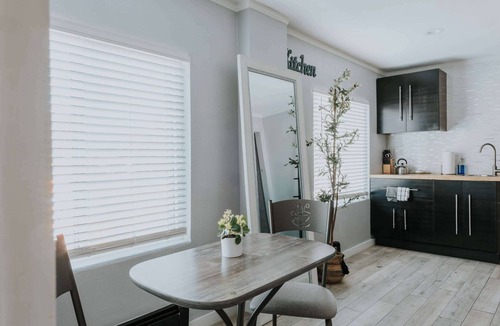 Barths Apartment | Cozy Apt on 38th- Queen bed and desk