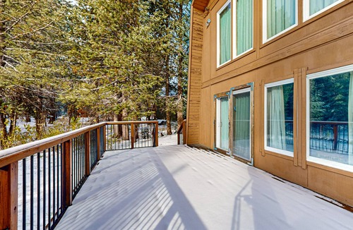 Serene Lakes Cabin | Cozy cabin in the heart of nature with wood fireplace, deck & loft
