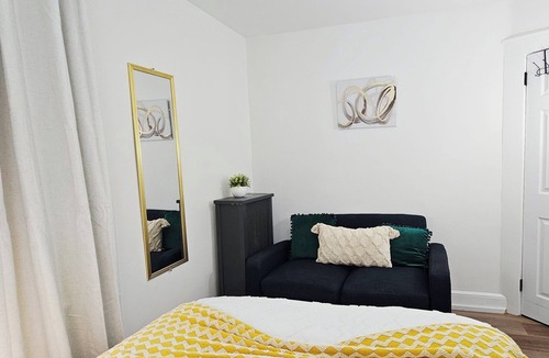 Irvington Apartment | Cozy , Clean and Welcoming Treasure Trove 2bed apt in Union/Irvington near NYC