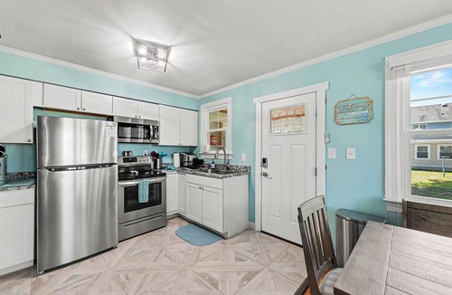 Colonial Beach Cottage | Cozy Cottage with Bay Views, Steps to Water - Grey Goose on Monroe Bay