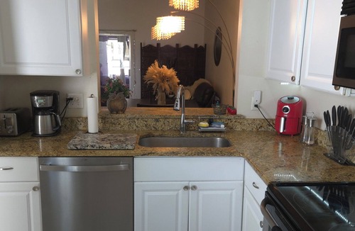 Rustic Oaks House | Cozy Furnished Room, Community Pool, with Desk & Smart TV Near Honeymoon Island