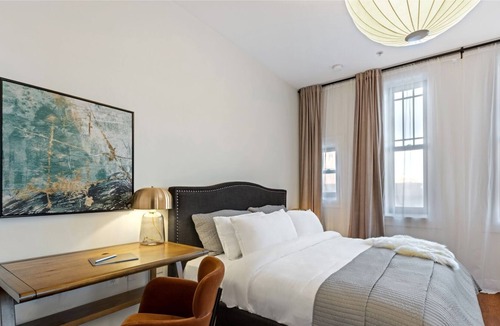 Mount Vernon House | Cozy & Modern King Studio in Historic Mt. Vernon