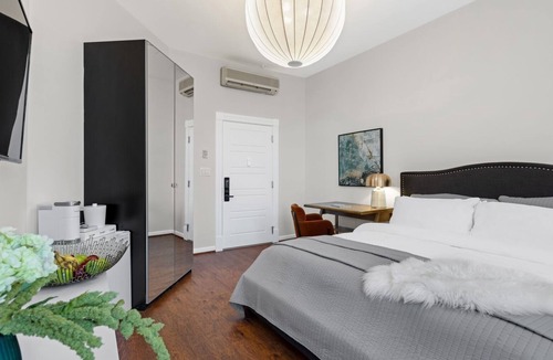 Mount Vernon House | Cozy & Modern King Studio in Historic Mt. Vernon