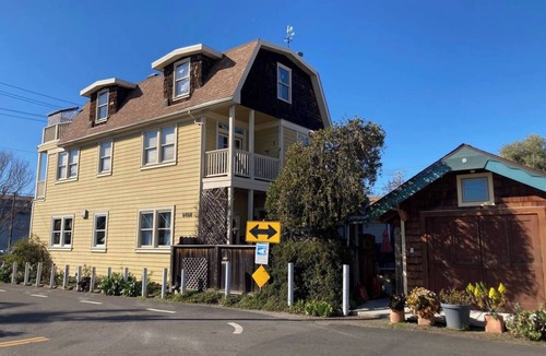 Emeryville Apartment | Cozy Retreat: ground floor room with separate entrance & private bath
