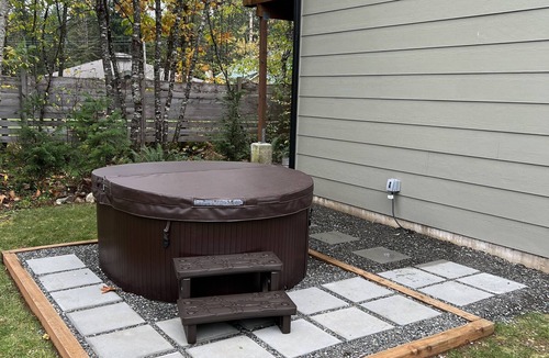 Maple Falls Apartment | Cozy Studio Apartment Maple Falls, EV Charging, Hot Tub