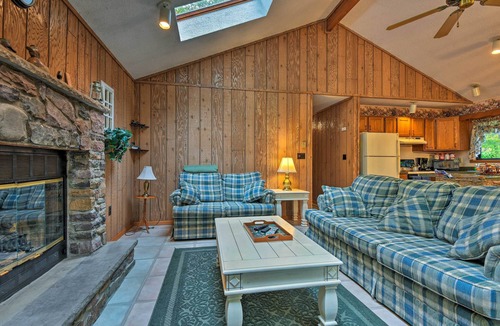 Gouldsboro Cabin | Creekside Poconos Cabin - Gouldsboro St Park 3 Mi!
