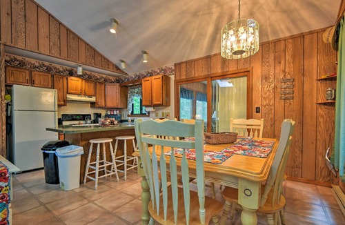 Gouldsboro Cabin | Creekside Poconos Cabin - Gouldsboro St Park 3 Mi!
