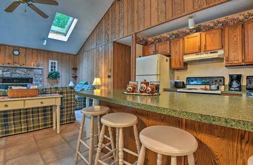 Gouldsboro Cabin | Creekside Poconos Cabin - Gouldsboro St Park 3 Mi!