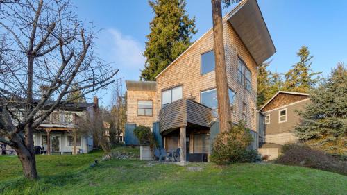 Coupeville House | Deck Views Fire Pit Pool 3 Mins to Beach Madrona Tree Retreat by AvantStay