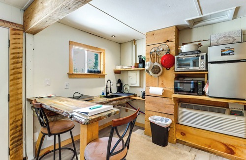 Hillsgrove Cabin | Deluxe Cabin D at Elk Creek Escape! Pets Welcome