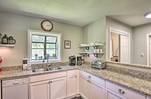 Harbor Oaks Bay Shore House | Dog-Friendly Home w/Gas Grill - Walk to Rose Bay!