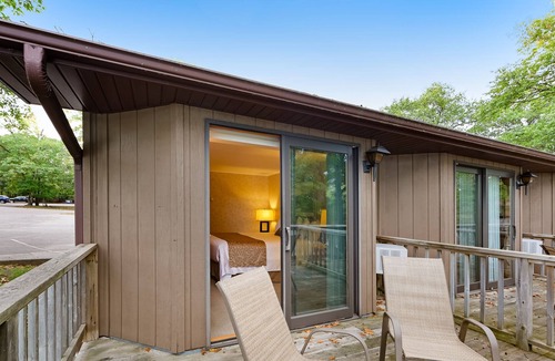 Eagle River Apartment | Dog-friendly studio w/ private deck, lake views & shared tennis/boat docks!