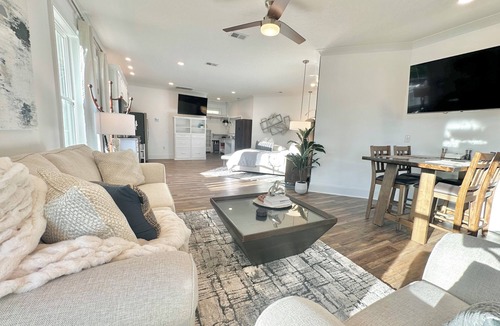 Cedar Bluff House | "Double Studio" Fall Escape w/Heated Pool, SplashPad, hottub, firepit, kayaks