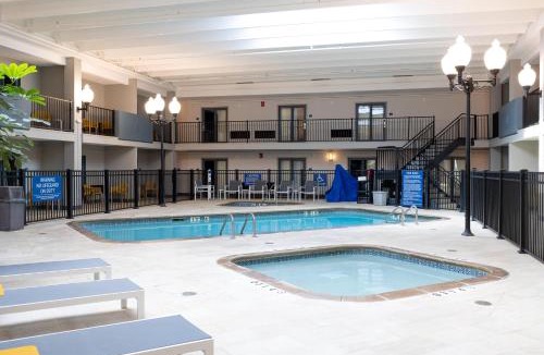 Austin Hotel | DoubleTree by Hilton Austin, MN