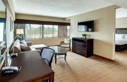 Tinton Falls Hotel | DoubleTree by Hilton Tinton Falls-Eatontown