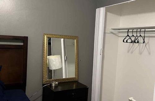 Richmond Heights House | Downtown Private Deluxe Room