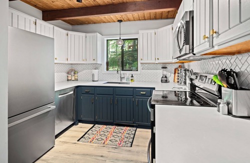 Lackawaxen House | Eclectic Family Poconos Escape! Skiing 5min away! Firepit, Near Woodloch/winery!