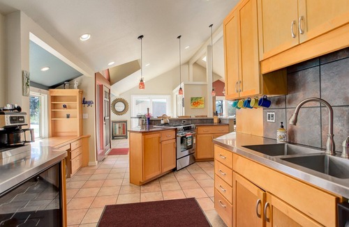 Mount Vernon House | Eclectic Mountain Home with Views and Amenities
