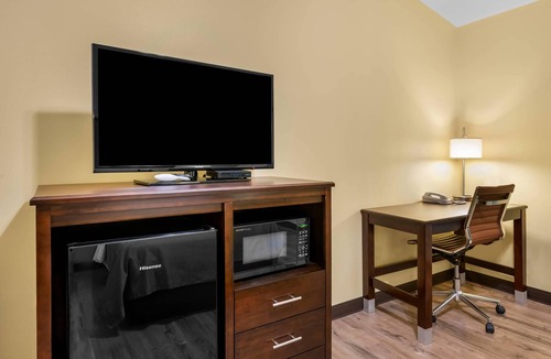 Eau Claire Hotel | Econo Lodge Inn & Suites Eau Claire South