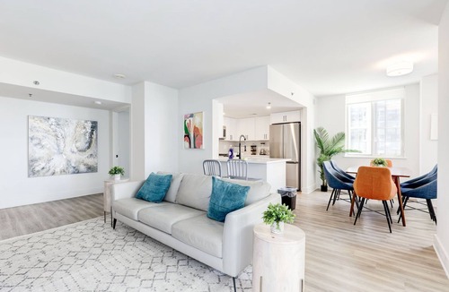 Crystal City Apartment | Elegant 2BR Apartment Minutes From DC