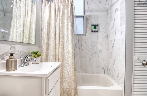 Kingsbridge Apartment | Elegant 2BR Modern Oasis Brand-New Build, Luxe Touches & Lightning-Fast WiFi, AC
