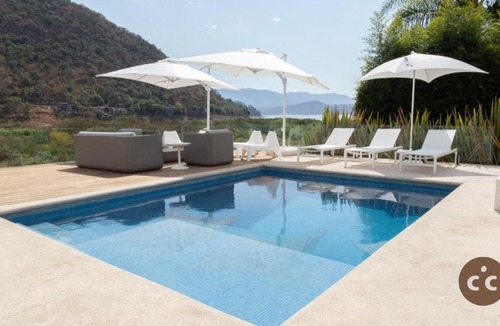 El Santuario House | Elegante y Moderna Casa Vista al Lago y Alberca