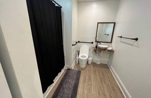 North Charleston Apartment | Entire 7BR 5BA w 11 Beds Near I-26 & I-526 w Full Kitchen - Sleeps 20 - Unit F