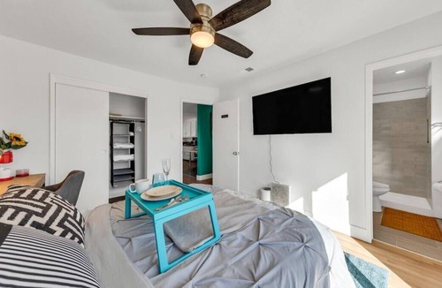 Davis House | Entire Davis House · ★Breakfast at Tiffany’s★ in Davis w/ Putting Green