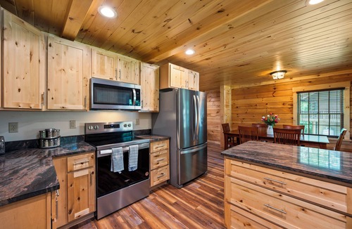 Union Hall Cabin | Escape to The Getaway at Pine Haven — a spotless log cabin on Smith Mountain Lake where every bedroom has its own en-suite bath. Enjoy lake views, a stocked kitchen, fire pit, pool table, and dock access. The perfect home away from home for groups.