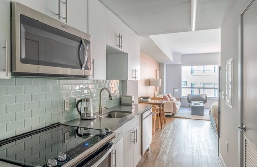 Mount Vernon Triangle Apartment | Excellent Mount Vernon Studio w/Roof Pool, nr Nightlife, by Blueground