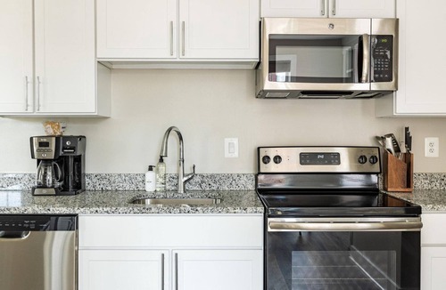Jefferson Manor Apartment | Exceptional Alexandria West 2BR w/W/D, nr Dining, by Blueground