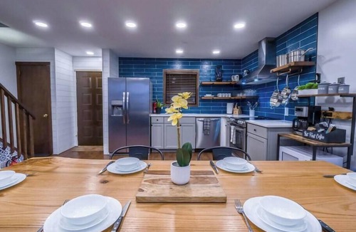 Village at Camelback House | Exec fun for Hot Tub, Sauna, Kayaks!