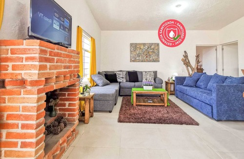 El Marques House | Family cabin for 10 + Campfires, BBQ & WiFi