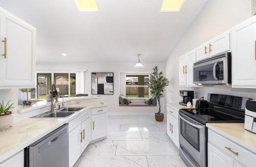 Cocoa Villa | Family Launch View Stay, Modern and Bright