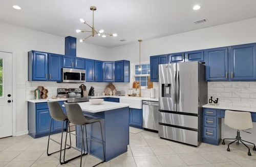 Downtown House | Family/Pet Friendly-Near Downtown-15 Min to Beach