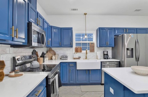 Downtown House | Family/Pet Friendly-Near Downtown-15 Min to Beach