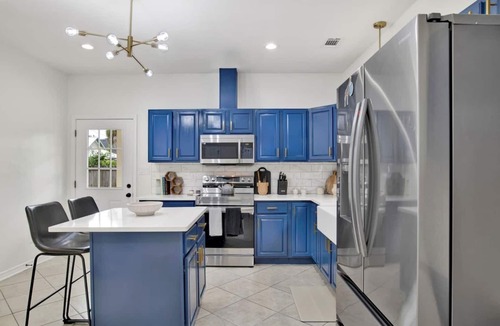 Downtown House | Family/Pet Friendly-Near Downtown-15 Min to Beach