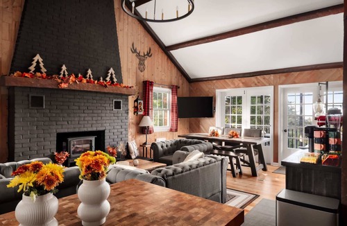 Front Royal Cabin | Far View Shenandoah | Hot Tub, Movie & Game Room, Valley Views | 3BR & Sleeps 6