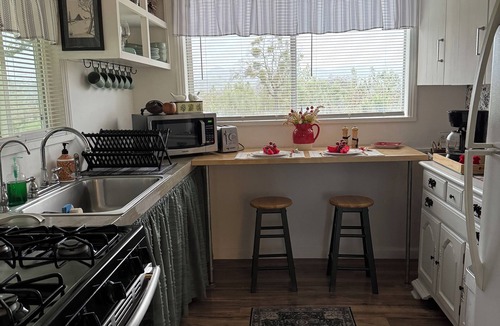 Upper Lake House | Farm house 2 bedrooms cottage in Upper Lake with WiFi, AC, and family-friendly.