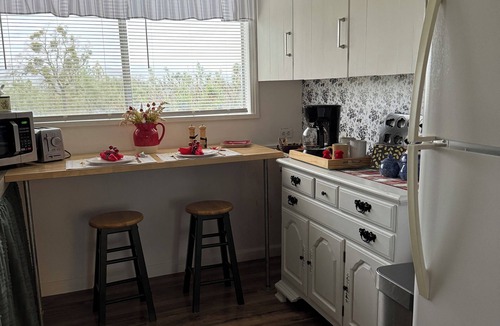 Upper Lake House | Farm house 2 bedrooms cottage in Upper Lake with WiFi, AC, and family-friendly.