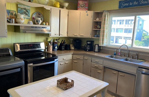 Topsail Beach Cottage | Ferrell - 3 bedroom, 2 bath Oceanfront cottage with WiFi and AC in Topsail Beach