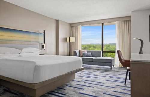 Saddle Brook Hotel | Sports fans - modern room with king bed at NJ hotel close to Metlife Stadium